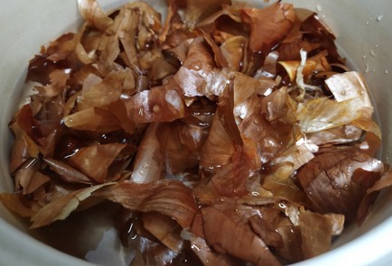 Фото шага рецепта Крашеные яйца в луковой шелухе 188953 шаг 2  