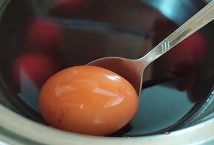 Фото шага рецепта Крашеные яйца в луковой шелухе 188953 шаг 7  