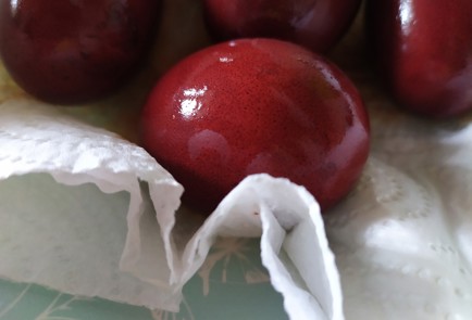 Фото шага рецепта Крашеные яйца в луковой шелухе 188953 шаг 8  