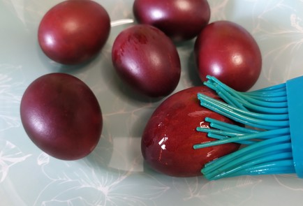 Фото шага рецепта Крашеные яйца в луковой шелухе 188953 шаг 9  