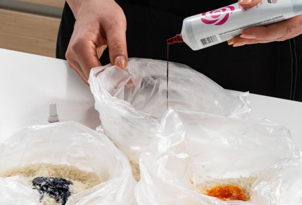 Фото шага рецепта Крашеные яйца в рисе 173460 шаг 4  