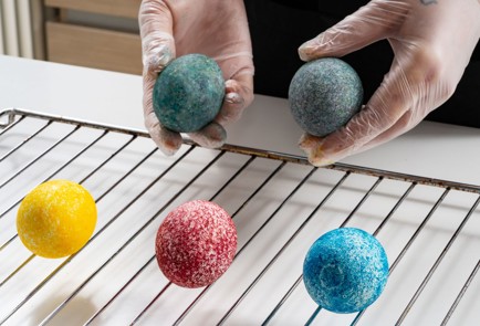 Фото шага рецепта Крашеные яйца в рисе 173460 шаг 8  