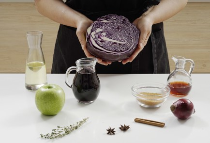 Фото шага рецепта Красная капуста тушенная с яблоком 152995 шаг 1  