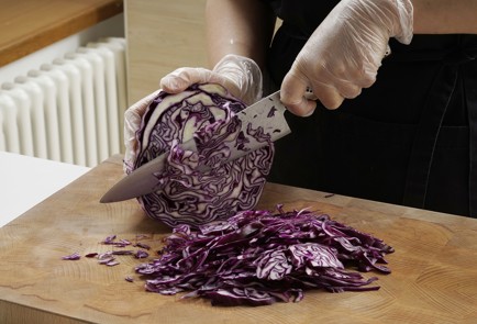 Фото шага рецепта Красная капуста тушенная с яблоком 152995 шаг 2  