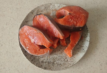 Фото шага рецепта Красная рыба с брокколи и помидорами черри 189166 шаг 1  