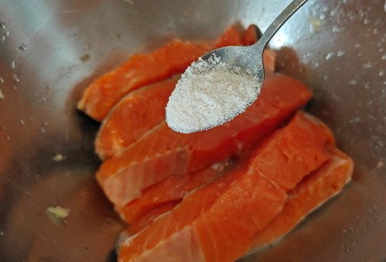 Фото шага рецепта Красная рыба с брокколи и помидорами черри 189166 шаг 10  