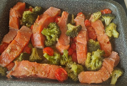 Фото шага рецепта Красная рыба с брокколи и помидорами черри 189166 шаг 12  