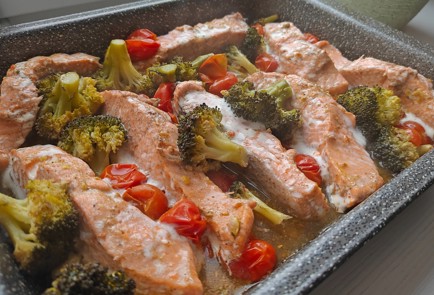 Фото шага рецепта Красная рыба с брокколи и помидорами черри 189166 шаг 14  