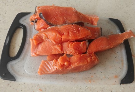 Фото шага рецепта Красная рыба с брокколи и помидорами черри 189166 шаг 2  