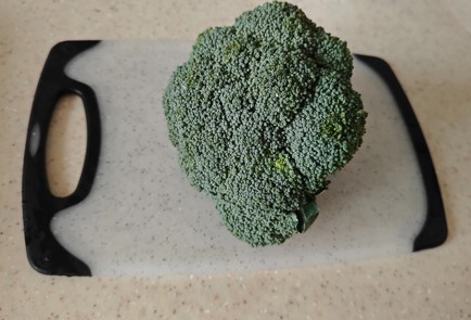 Фото шага рецепта Красная рыба с брокколи и помидорами черри 189166 шаг 3  