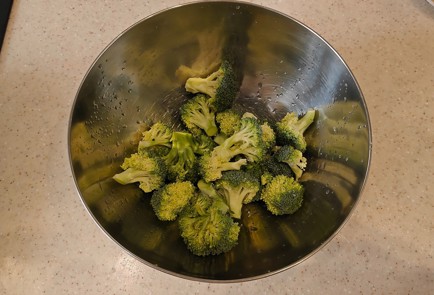 Фото шага рецепта Красная рыба с брокколи и помидорами черри 189166 шаг 4  