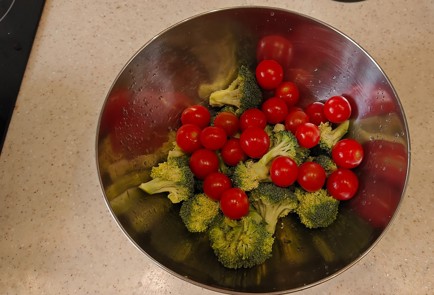 Фото шага рецепта Красная рыба с брокколи и помидорами черри 189166 шаг 5  