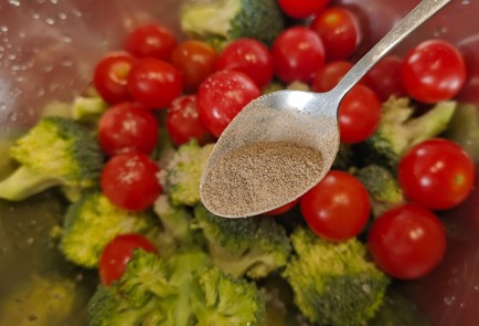 Фото шага рецепта Красная рыба с брокколи и помидорами черри 189166 шаг 6  