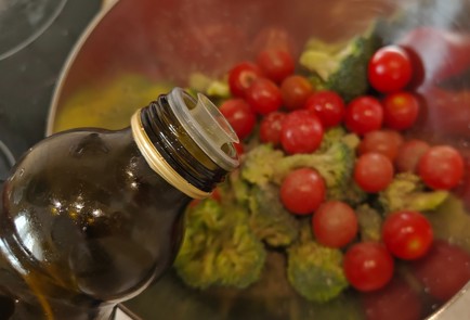 Фото шага рецепта Красная рыба с брокколи и помидорами черри 189166 шаг 7  