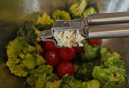 Фото шага рецепта Красная рыба с брокколи и помидорами черри 189166 шаг 8  