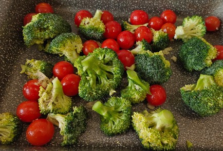 Фото шага рецепта Красная рыба с брокколи и помидорами черри 189166 шаг 9  