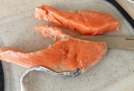 Фото шага рецепта Красная рыба с брокколи в сливочном соусе 191183 шаг 1  