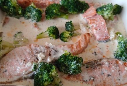 Фото шага рецепта Красная рыба с брокколи в сливочном соусе 191183 шаг 10  