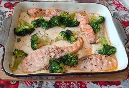 Фото шага рецепта Красная рыба с брокколи в сливочном соусе 191183 шаг 11  