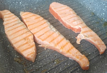 Фото шага рецепта Красная рыба с брокколи в сливочном соусе 191183 шаг 2  