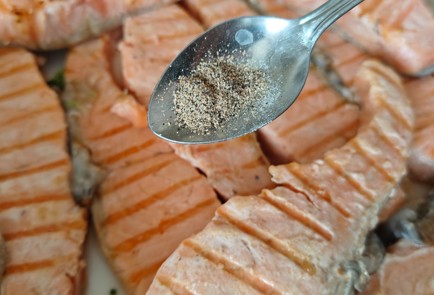 Фото шага рецепта Красная рыба с брокколи в сливочном соусе 191183 шаг 3  