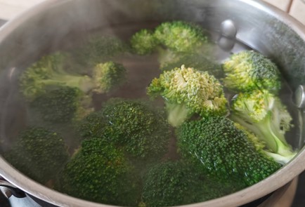 Фото шага рецепта Красная рыба с брокколи в сливочном соусе 191183 шаг 6  