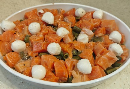 Фото шага рецепта Красная рыба со стручковой фасолью и моцареллой в духовке 190850 шаг 9  