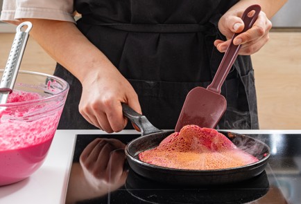 Фото шага рецепта Красные блины 175465 шаг 9  