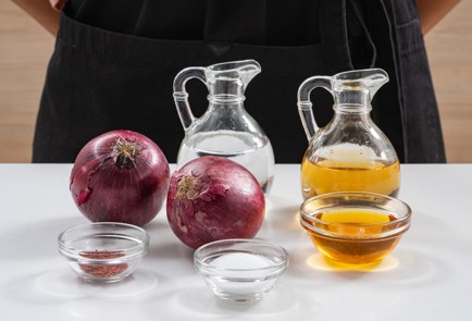 Фото шага рецепта Красный лук на зиму в уксусном маринаде 174638 шаг 1  