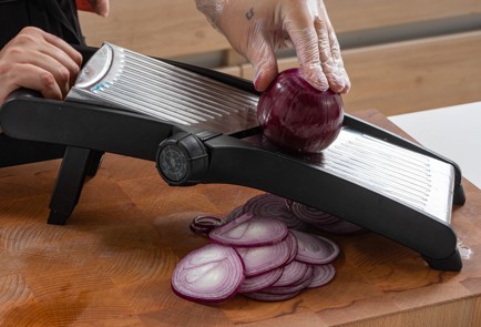 Фото шага рецепта Красный лук на зиму в уксусном маринаде 174638 шаг 2  