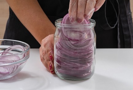 Фото шага рецепта Красный лук на зиму в уксусном маринаде 174638 шаг 3  