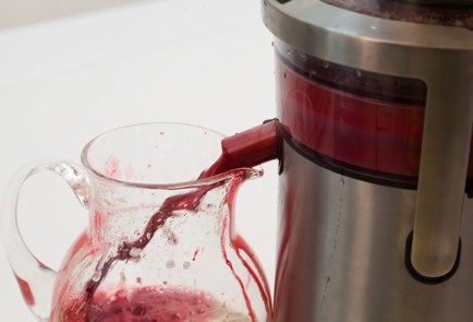 Фото шага рецепта Красный смузи с ягодами и свеклой 80082 шаг 2