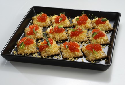 Фото шага рецепта Крекеры с сыром и икрой 152957 шаг 10  