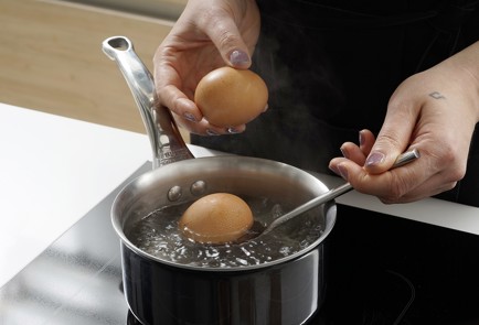 Фото шага рецепта Крекеры с сыром и икрой 152957 шаг 2  