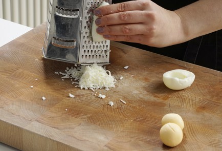 Фото шага рецепта Крекеры с сыром и икрой 152957 шаг 3  