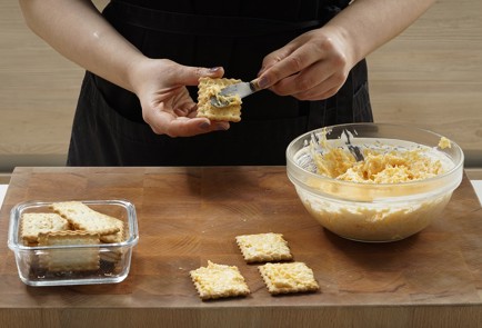 Фото шага рецепта Крекеры с сыром и икрой 152957 шаг 8  