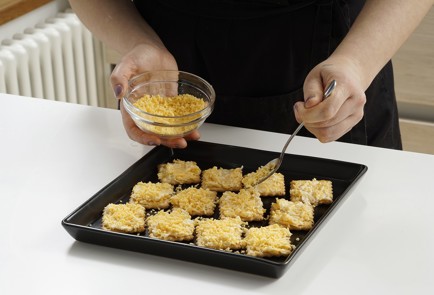 Фото шага рецепта Крекеры с сыром и икрой 152957 шаг 9  