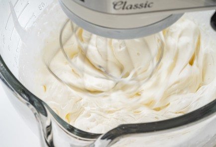 Фото шага рецепта Крем шантильи с персиками 17605 шаг 6  