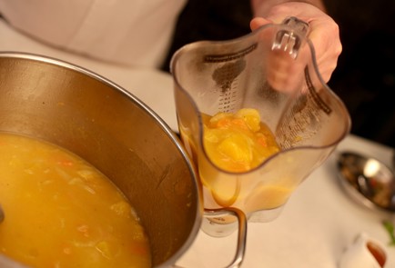 Фото шага рецепта Крем суп из запеченной тыквы 190568 шаг 5  