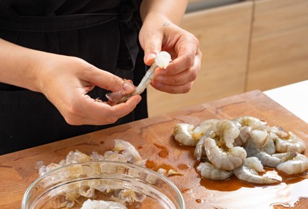 Фото шага рецепта Креветки на мангале 174099 шаг 2  