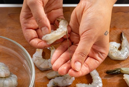 Фото шага рецепта Креветки на мангале 174099 шаг 3  