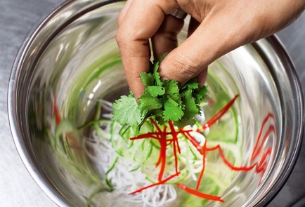 Фото шага рецепта Креветки с цукини в сладком соусе чили 30407 шаг 4  