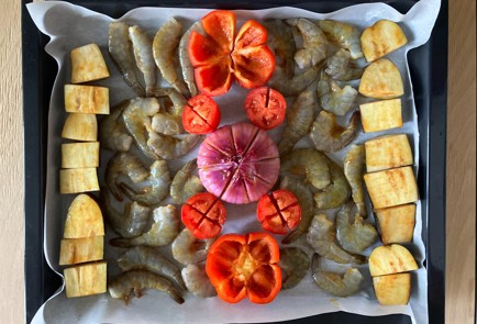 Фото шага рецепта Креветки с овощами в духовке под острым соусом 174618 шаг 11  