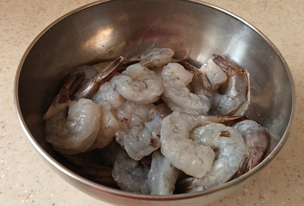 Фото шага рецепта Креветки в луковом соусе 191459 шаг 1  