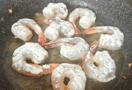 Фото шага рецепта Креветки в луковом соусе 191459 шаг 12  