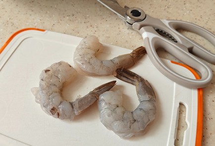 Фото шага рецепта Креветки в луковом соусе 191459 шаг 2  