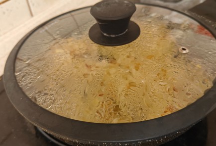 Фото шага рецепта Креветки в луковом соусе 191459 шаг 8  