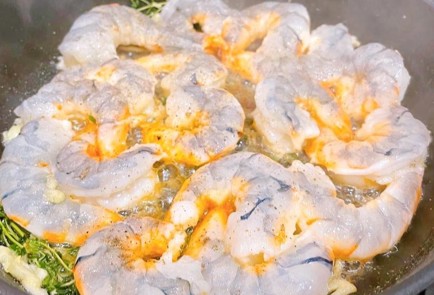 Фото шага рецепта Креветки жаренные в чесночном масле с тимьяном 151147 шаг 2