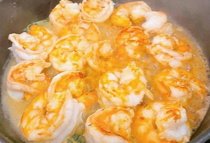 Фото шага рецепта Креветки жаренные в чесночном масле с тимьяном 151147 шаг 3