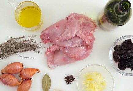 Фото шага рецепта Кролик с черносливом 80725 шаг 1  